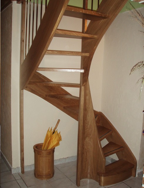 Petit escalier en Chêne à noyau central débillardé.