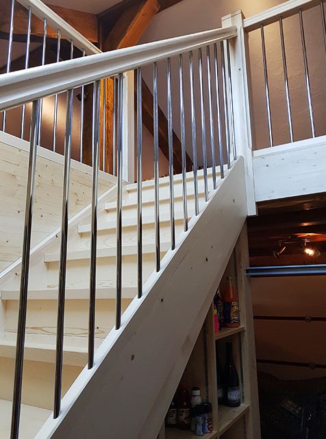 Escalier bois vernis avec rangements sur mesures