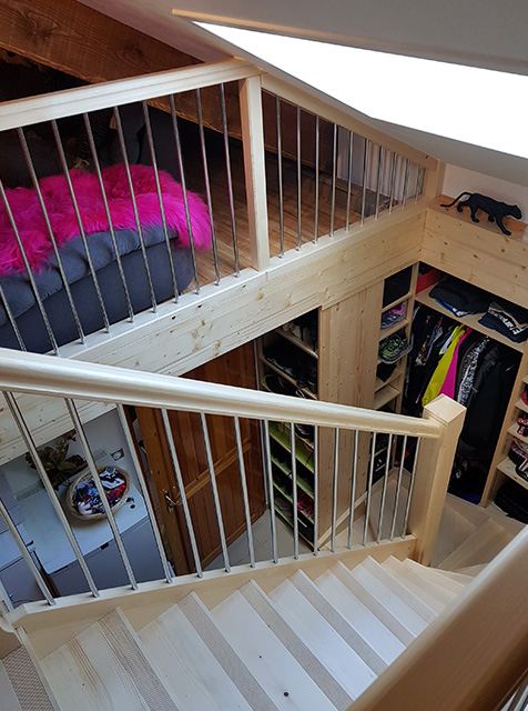 Escalier bois vernis avec rangements sur mesures